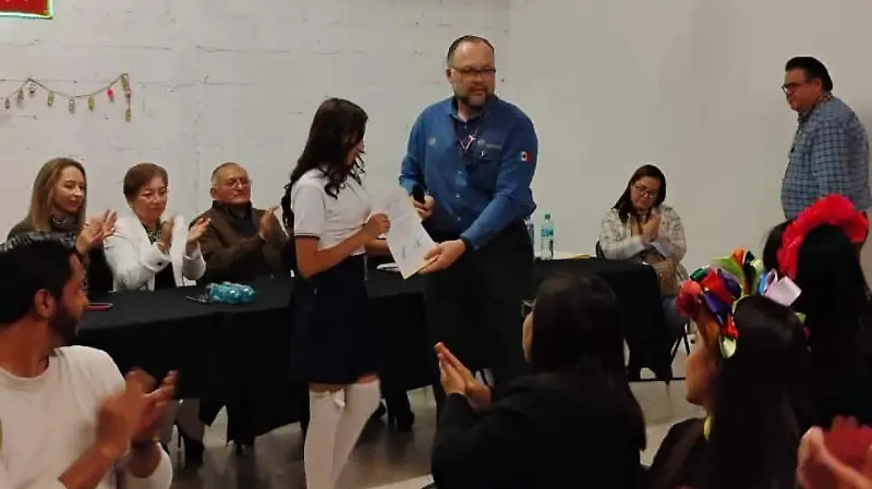 Denisse recibió su reconocimiento. 